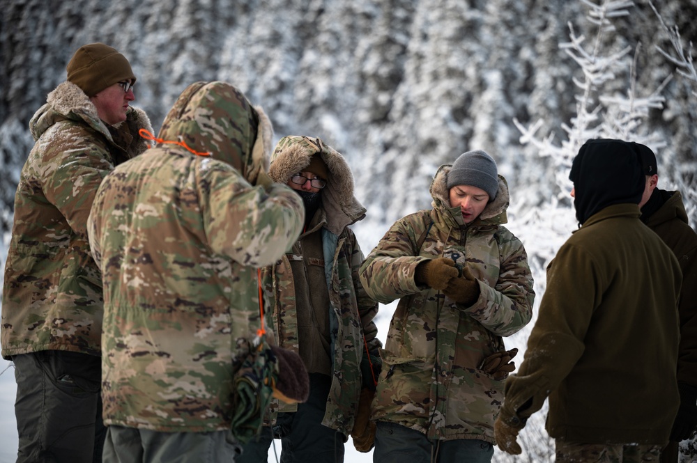 Arctic survival school students train with 210th RQS in recovery ops