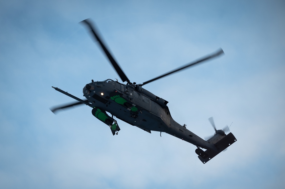 Arctic survival school students train with 210th RQS in recovery ops