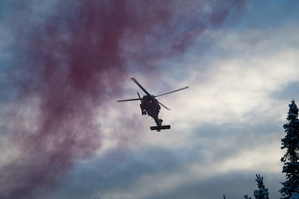 Arctic survival school students train with 210th RQS in recovery ops