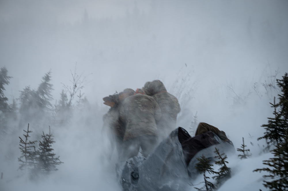 Arctic survival school students train with 210th RQS in recovery ops
