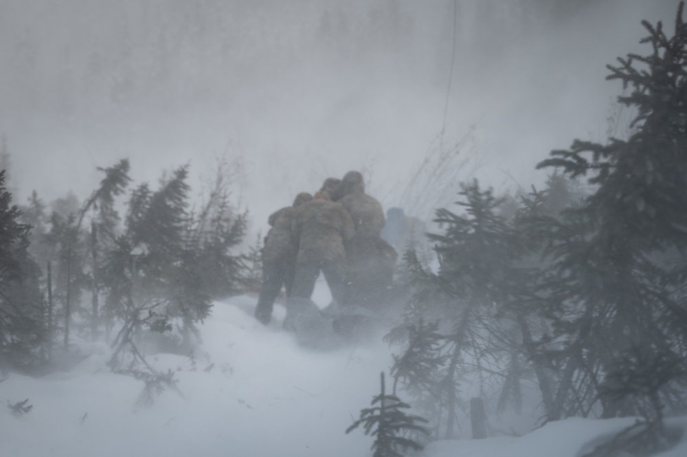 Arctic survival school students train with 210th RQS in recovery ops