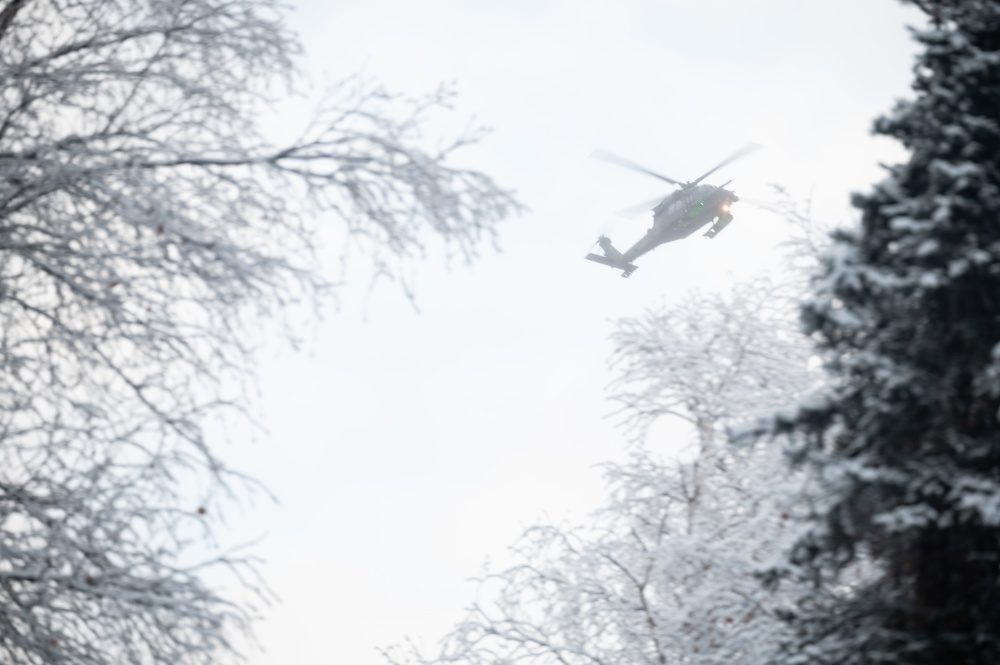 Arctic survival school students train with 210th RQS in recovery ops