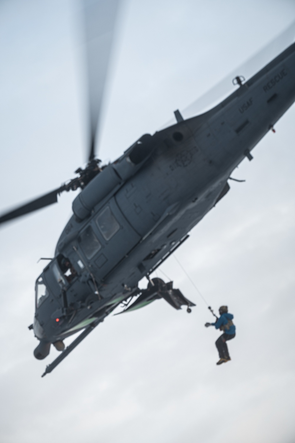 Arctic survival school students train with 210th RQS in recovery ops