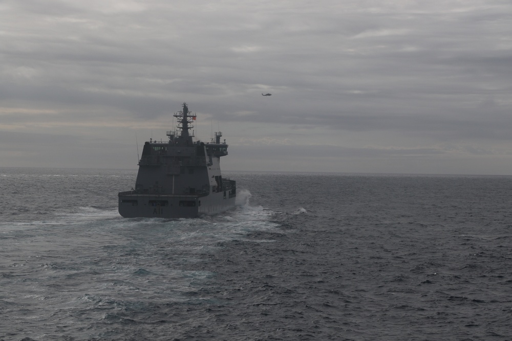 USS Howard Conducts Underway Operations with New Zealand oiler HMNZS Aotearoa