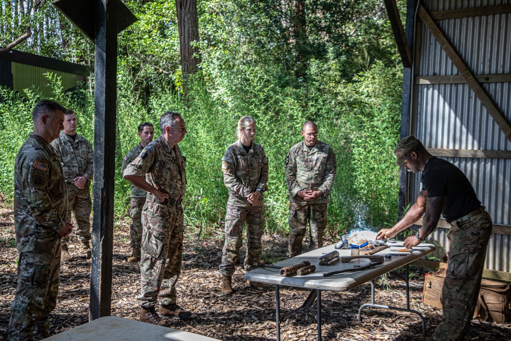 UK DCGS Lt. Gen. Tickell visits USARPAC