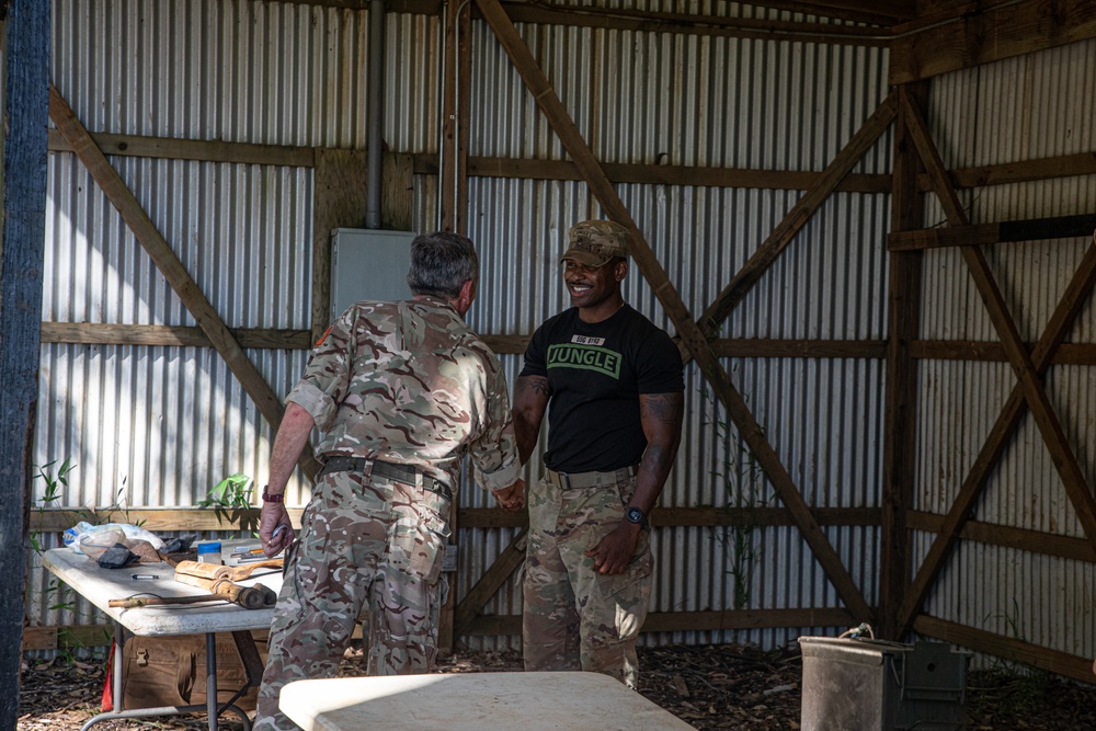 UK DCGS Lt. Gen. Tickell visits USARPAC