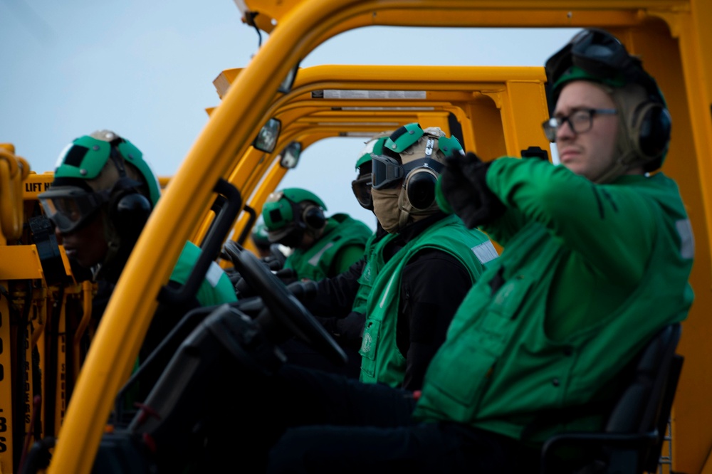 USS Carl Vinson (CVN 70) Conducts VERTREP with Matthew Perry (T-AKE 9)