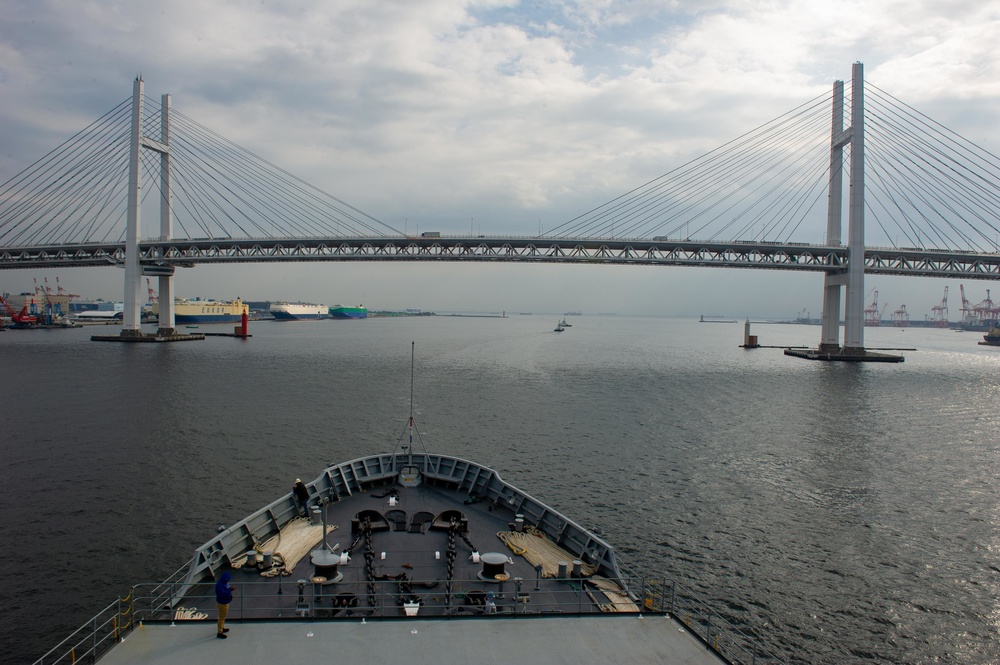 USS Frank Cable Departs Yokohama