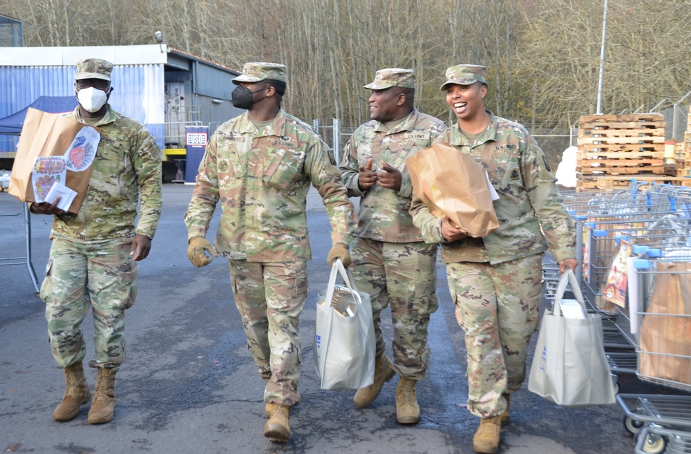 USO, NCOs distribute 600 Thanksgiving meal packages to junior enlisted families
