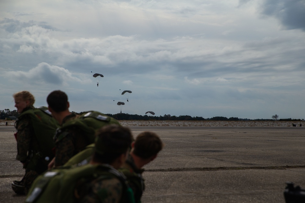 2nd Recon conducts Parachute Operations