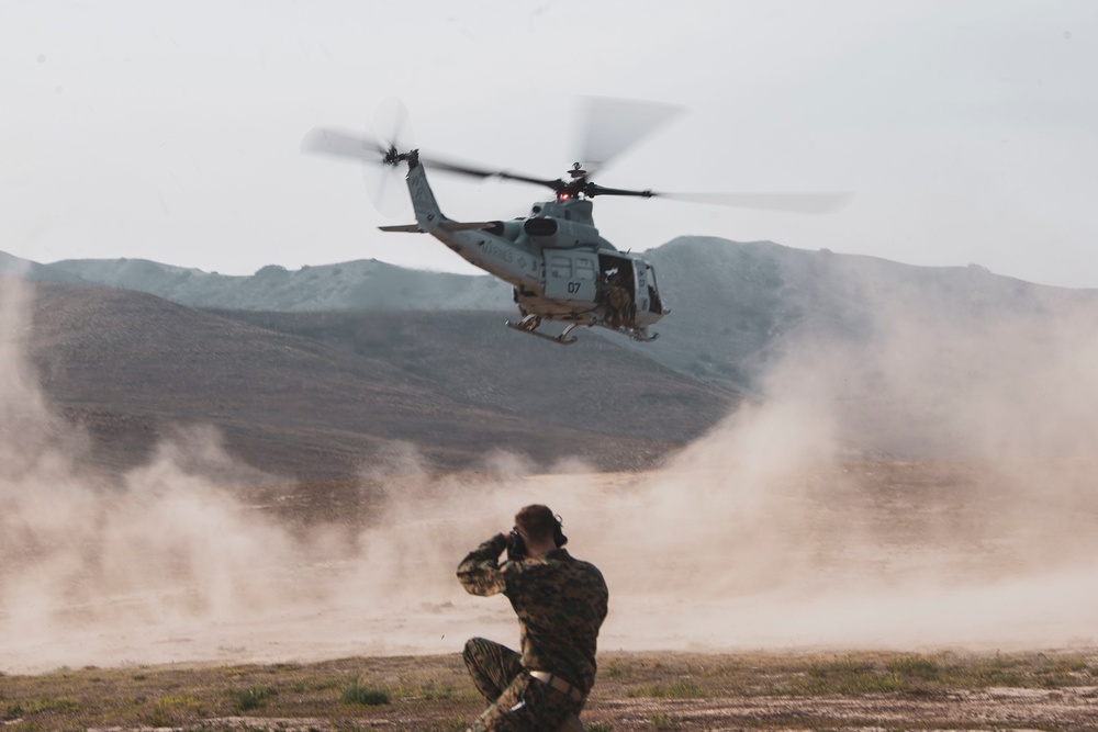 HMLA-775, 3rd ANGLICO conduct parachute ops training