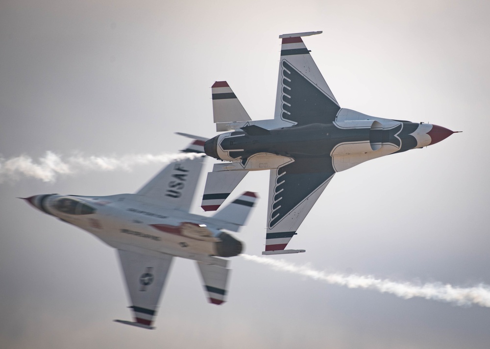 Thunderbirds perform at Thunder and Lightning over Arizona