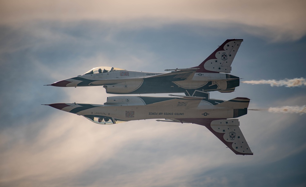 Thunderbirds perform at Thunder and Lightning over Arizona