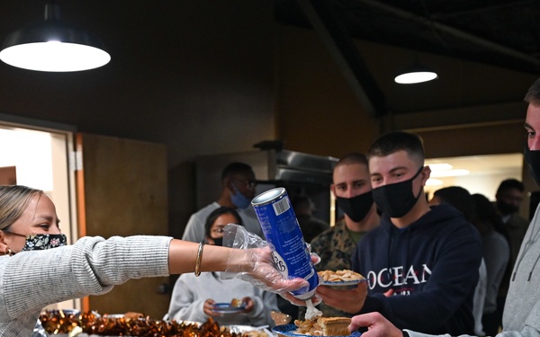 Students gobble up Thanksgiving meals at Crossroads