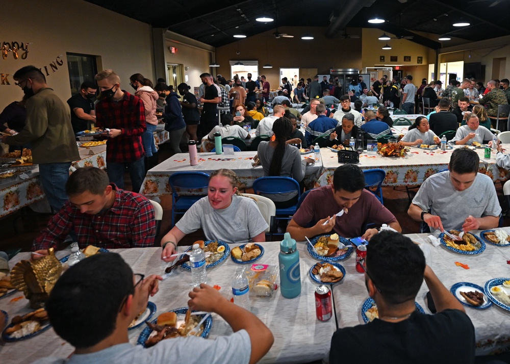Students gobble up Thanksgiving meals at Crossroads