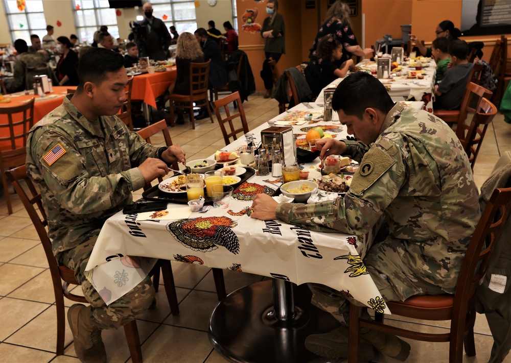 Fort Knox leaders serve Soldiers, Families at post’s annual Thanksgiving meal