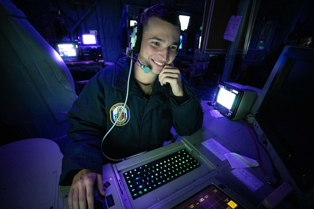 USS Sioux City Sailor Trains as Defense Systems Operator
