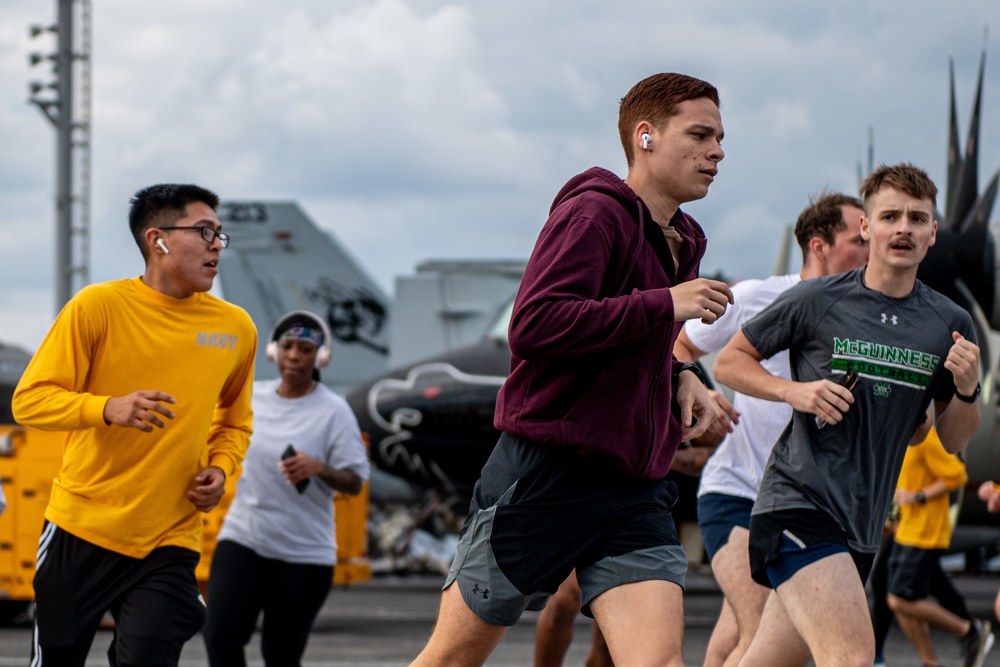 USS Carl Vinson (CVN 70) Sailors Participate in Thanksgiving 5k Run