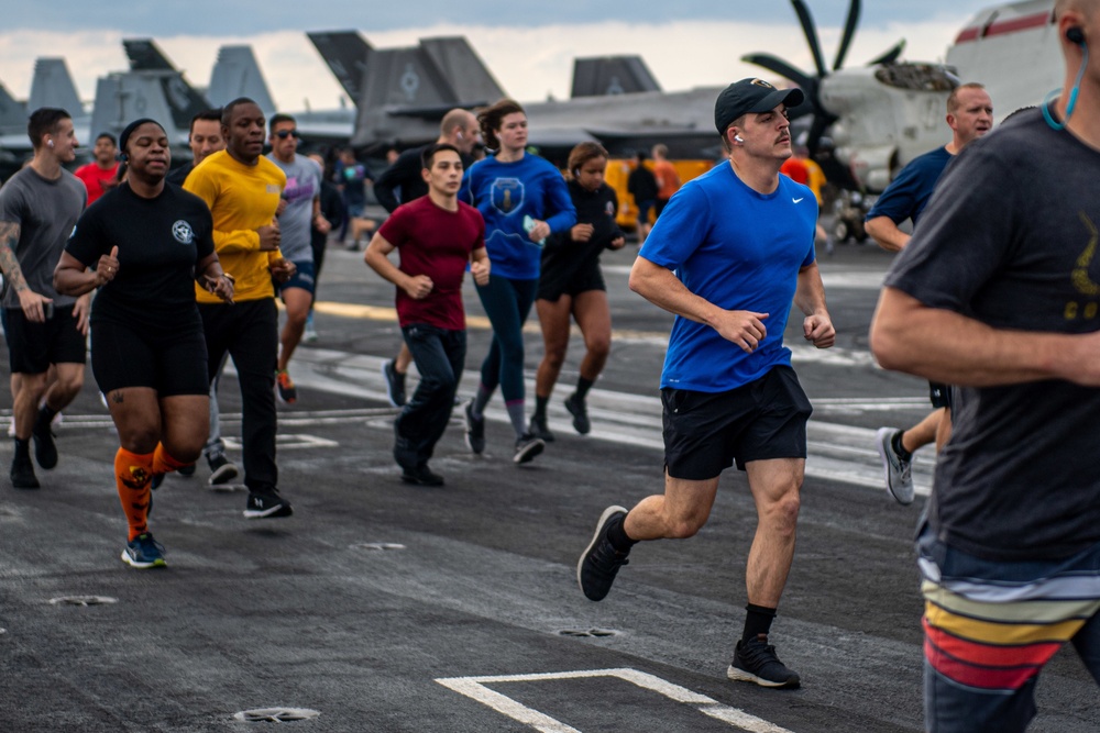 USS Carl Vinson (CVN 70) Sailors Participate in Thanksgiving 5k Run
