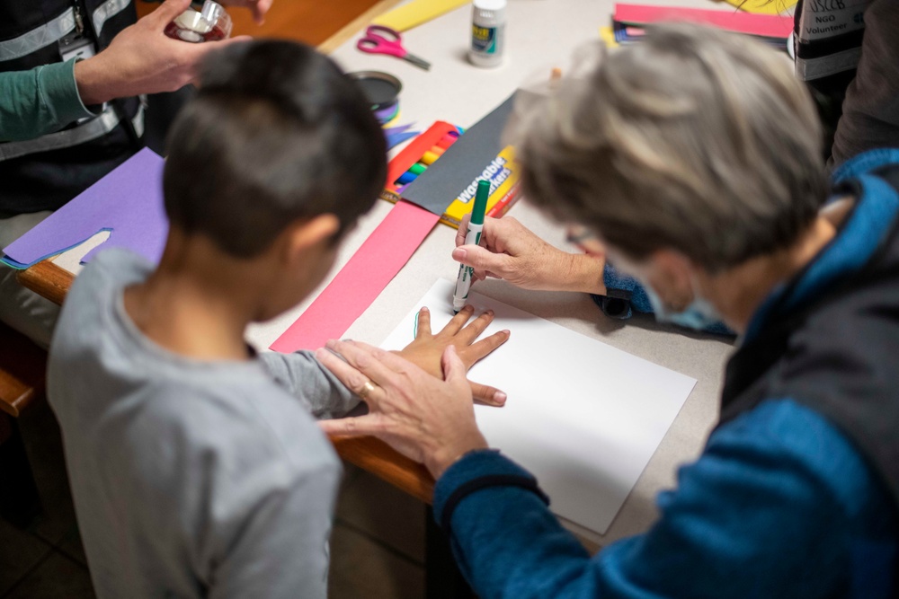 USCCB makes Thanksgiving Day turkey headbands for Afghan guests
