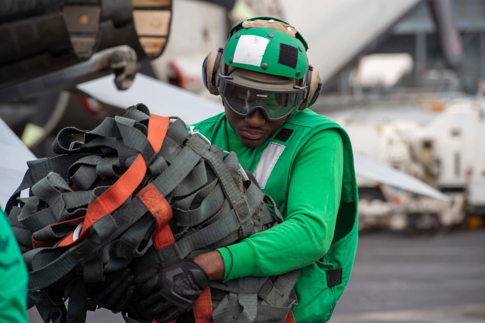 USS Carl Vinson (CVN 70) Conducts VERTREP with USNS Washington Chambers (T-AKE 11)