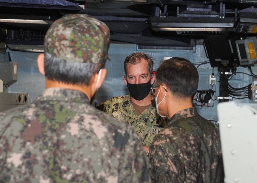 Republic of Korea Navy Admiral Visits Commander, Task Force 70