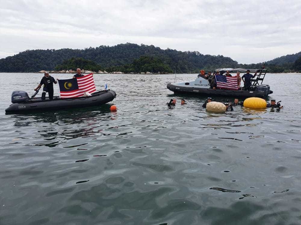 Mobile diving and salvage unit diving exercise