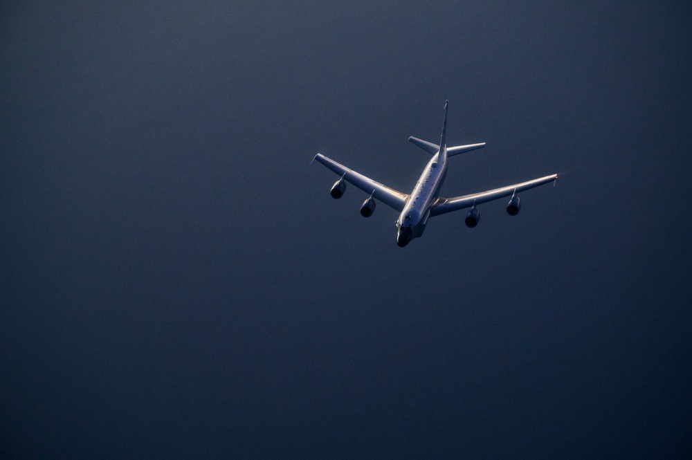 340th EARS refuels Air Force F-16 Fighting Falcon and RC-135 Rivet Joint Aircraft