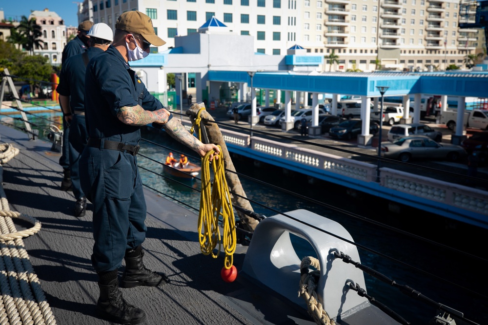 DVIDS Images USS Sioux City Sailor Prepares to Throw a Heaving Line