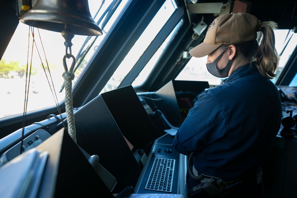 USS Sioux City Sailor Monitors the Ship’s Distance from the Pier