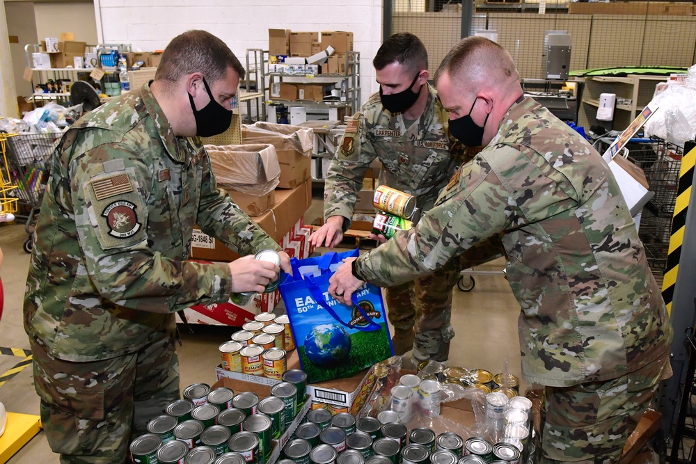 150 military families receive Thanksgiving meals