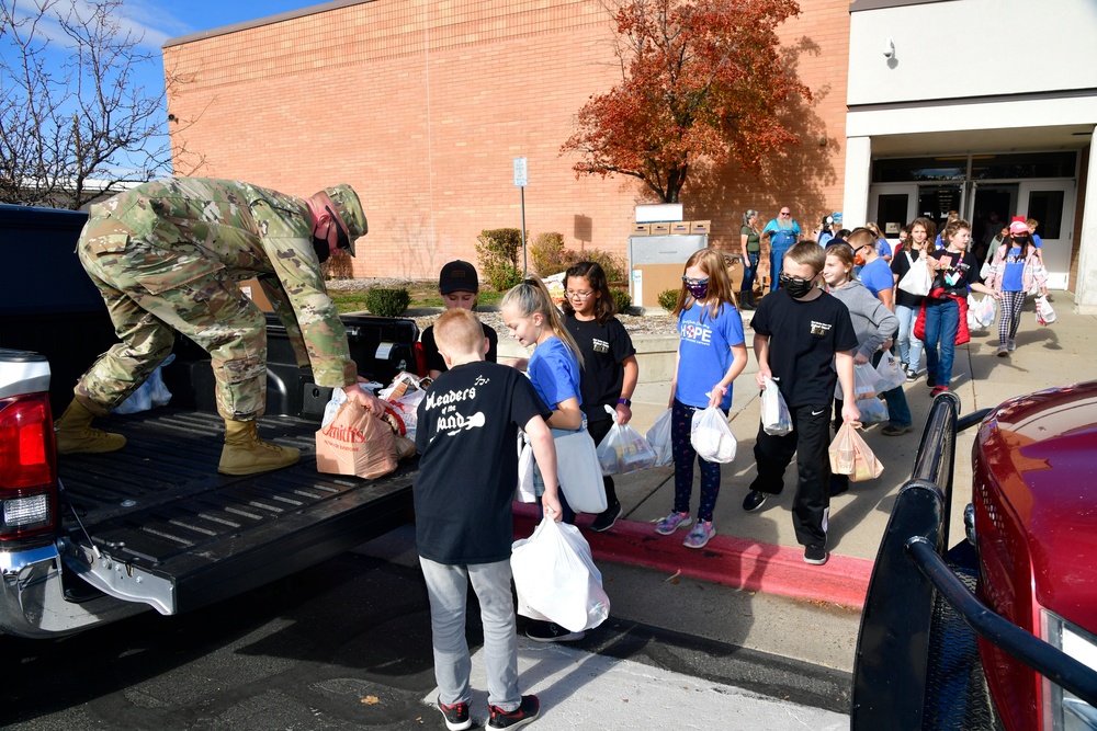 150 military families receive Thanksgiving meals