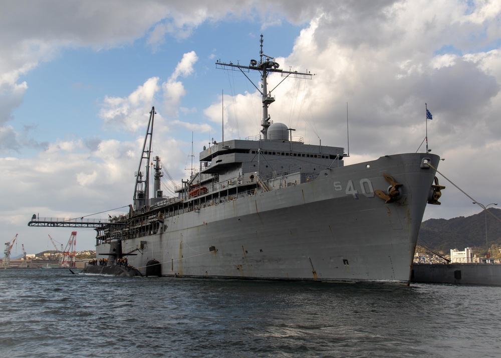 JS Sekiryu Moors Alongside USS Frank Cable