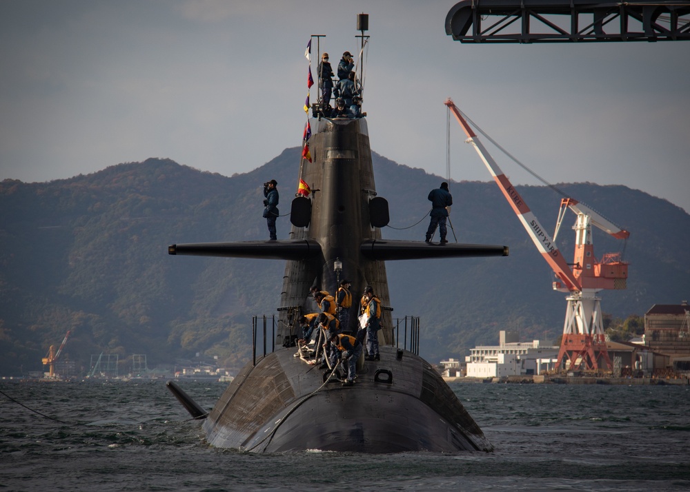 JS Sekiryu Moors Alongside USS Frank Cable