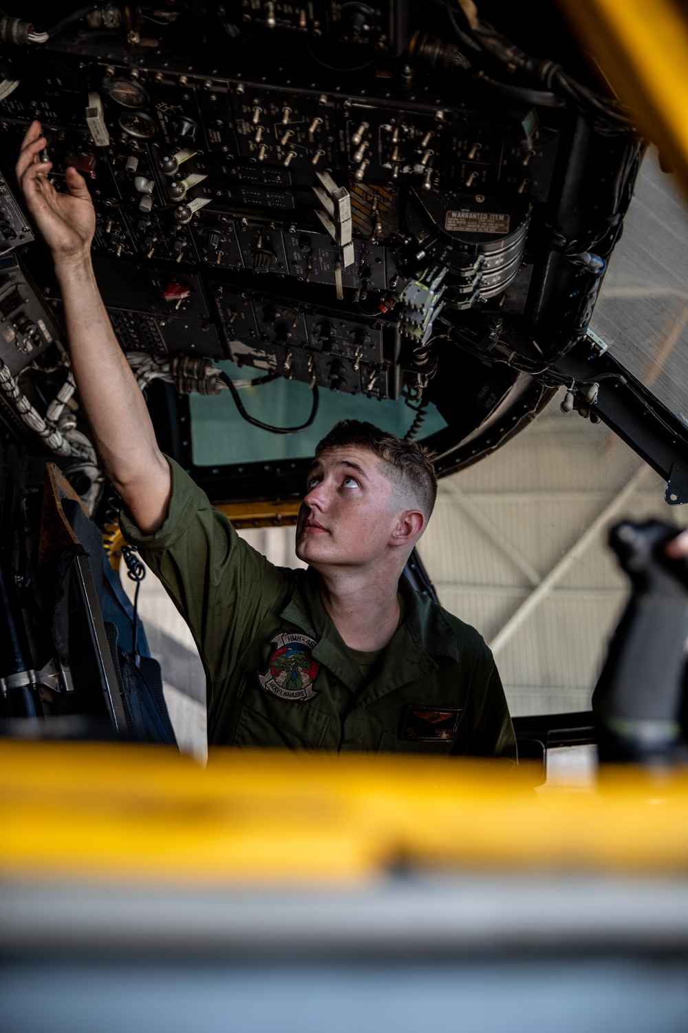 Heavy Marine Helicopter Squadron 462 conducts maintenance