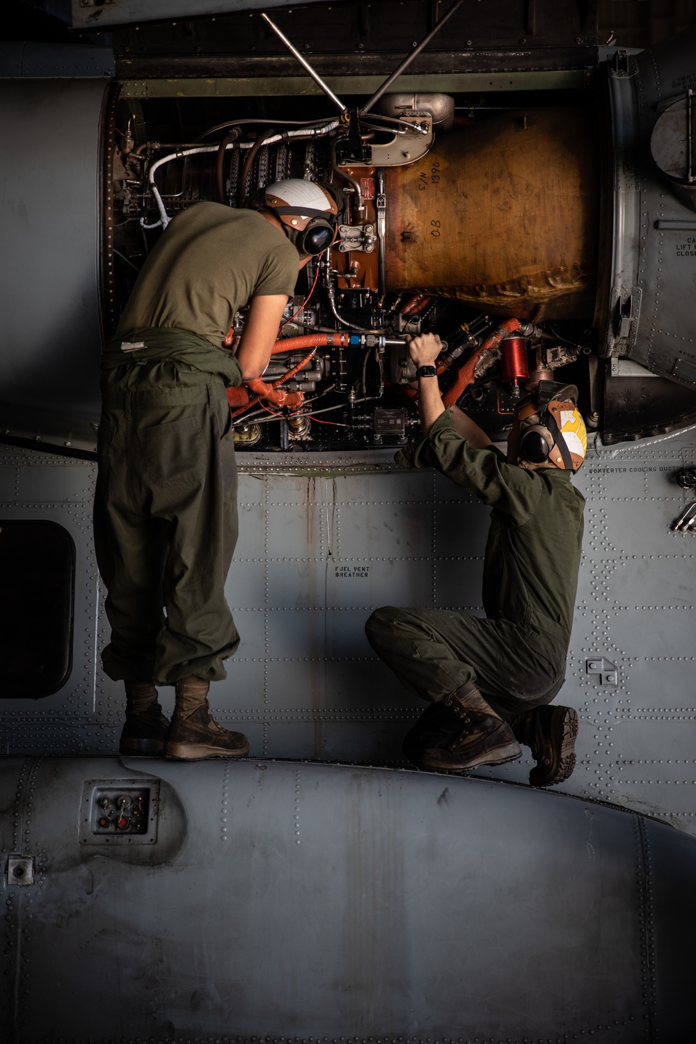 Heavy Marine Helicopter Squadron 462 conducts maintenance