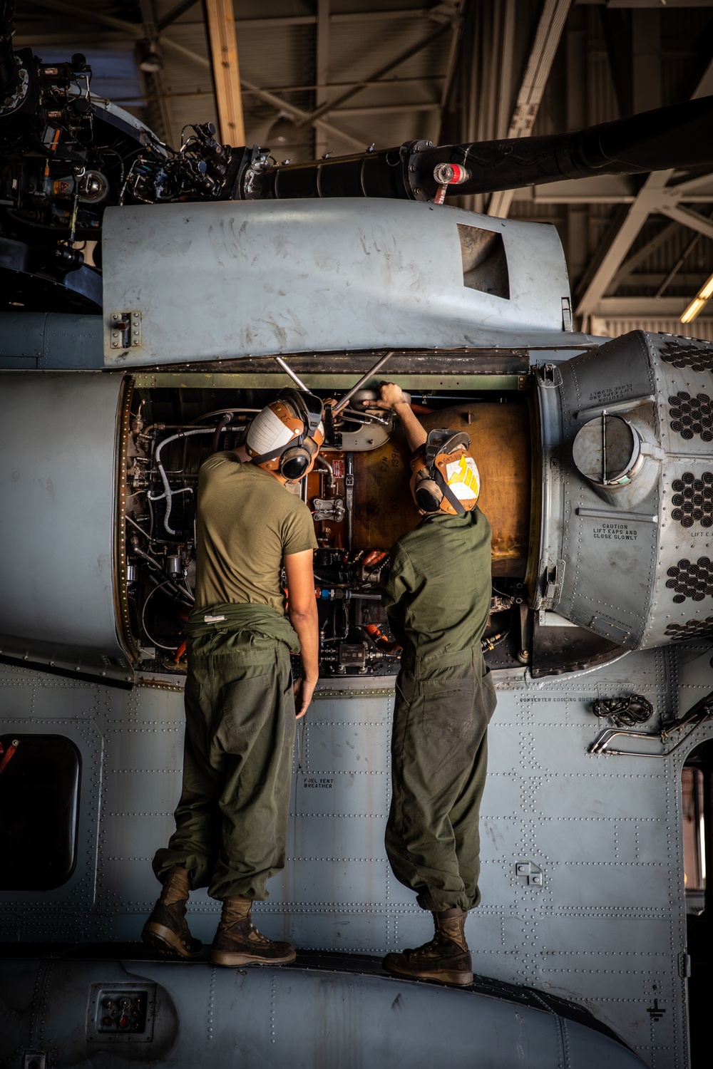 Heavy Marine Helicopter Squadron 462 conducts maintenance