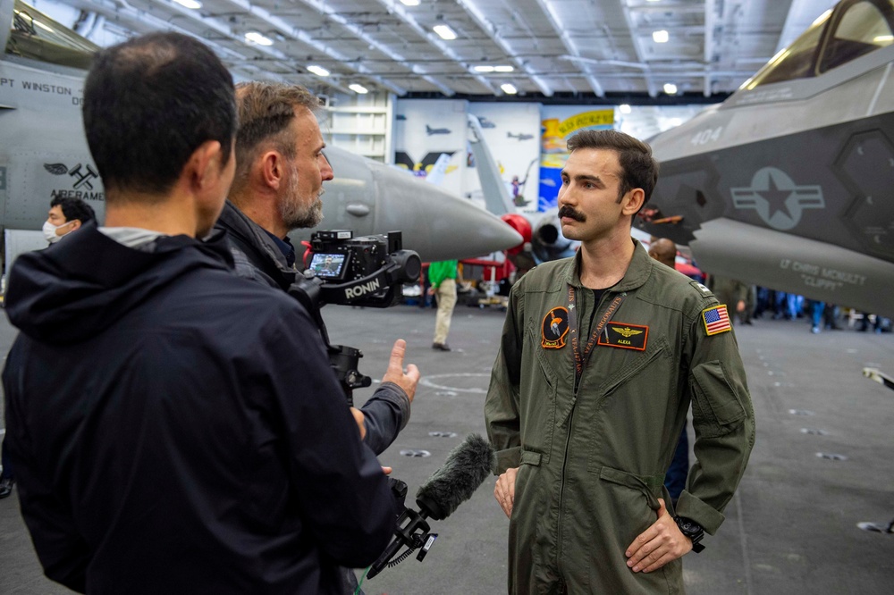 Commander, U.S. 7th Fleet, JMSDF Commander, Self-Defense Fleet Visit USS Carl Vinson (CVN 70) During ANNUALEX 2021