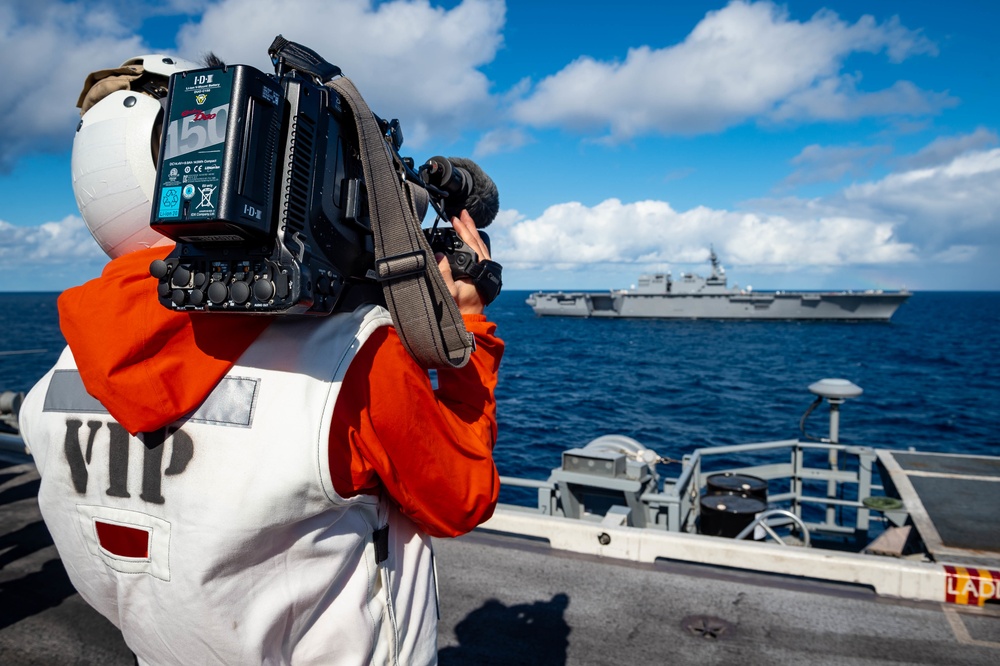 Commander, U.S. 7th Fleet, JMSDF Commander, Self-Defense Fleet Visit USS Carl Vinson (CVN 70) During ANNUALEX 2021