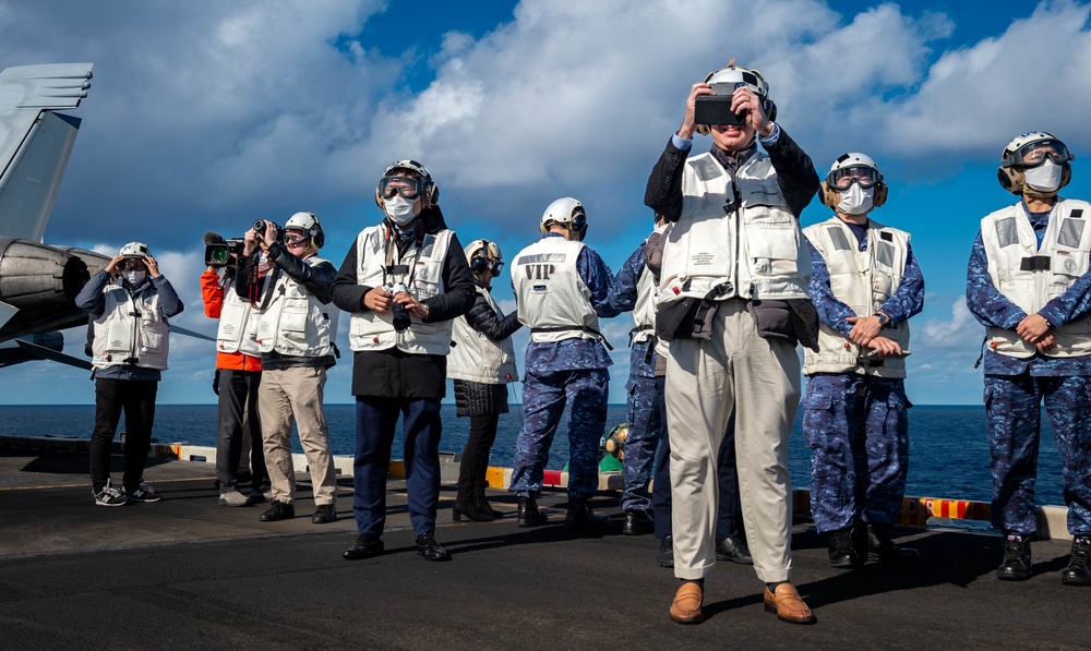 Commander, U.S. 7th Fleet, JMSDF Commander, Self-Defense Fleet Visit USS Carl Vinson (CVN 70) During ANNUALEX 2021