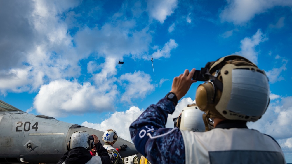 Commander, U.S. 7th Fleet, JMSDF Commander, Self-Defense Fleet Visit USS Carl Vinson (CVN 70) During ANNUALEX 2021