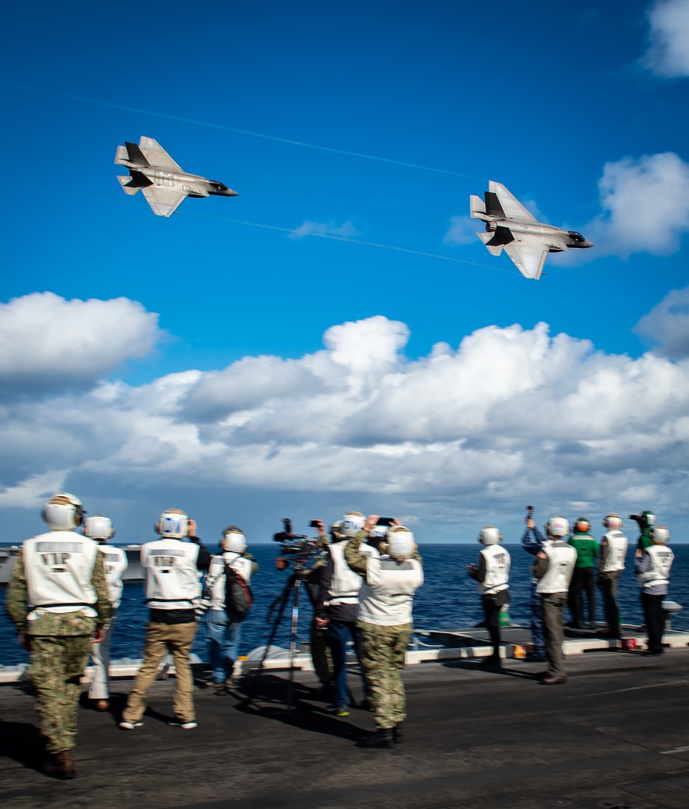 Commander, U.S. 7th Fleet, JMSDF Commander, Self-Defense Fleet Visit USS Carl Vinson (CVN 70) During ANNUALEX 2021