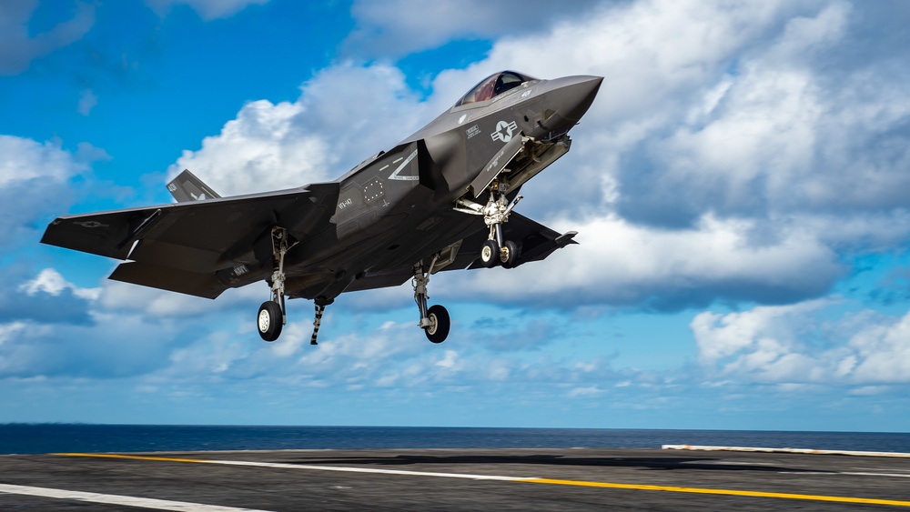 Commander, U.S. 7th Fleet, JMSDF Commander, Self-Defense Fleet Visit USS Carl Vinson (CVN 70) During ANNUALEX 2021