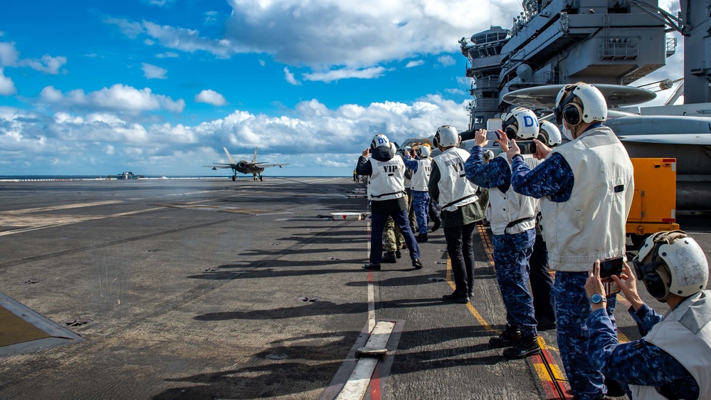 Commander, U.S. 7th Fleet, JMSDF Commander, Self-Defense Fleet Visit USS Carl Vinson (CVN 70) During ANNUALEX 2021