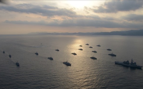U.S. Naval Forces and Japanese Maritime Self-Defense Forces Conduct a Joint Mine Warfare Exercise