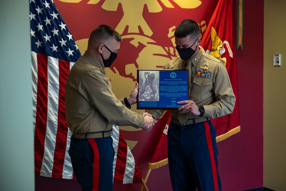 Colonel Ash presents award to Recruiting Station Baltimore