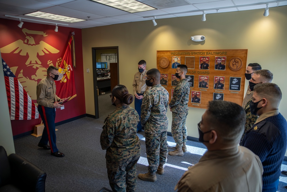 Colonel Ash presents award to Recruiting Station Baltimore