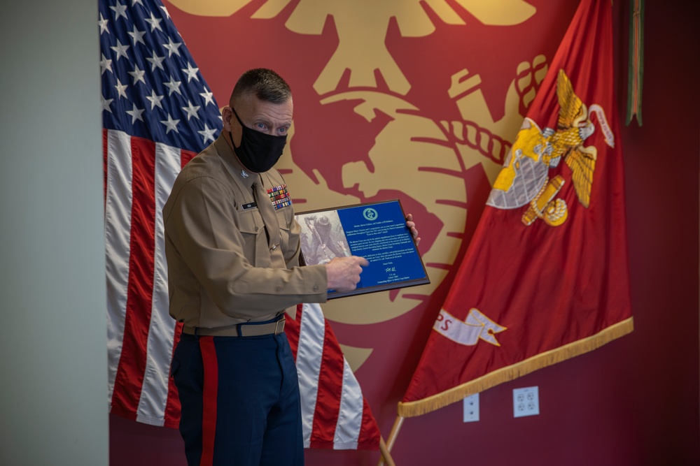 Colonel Ash presents award to Recruiting Station Baltimore