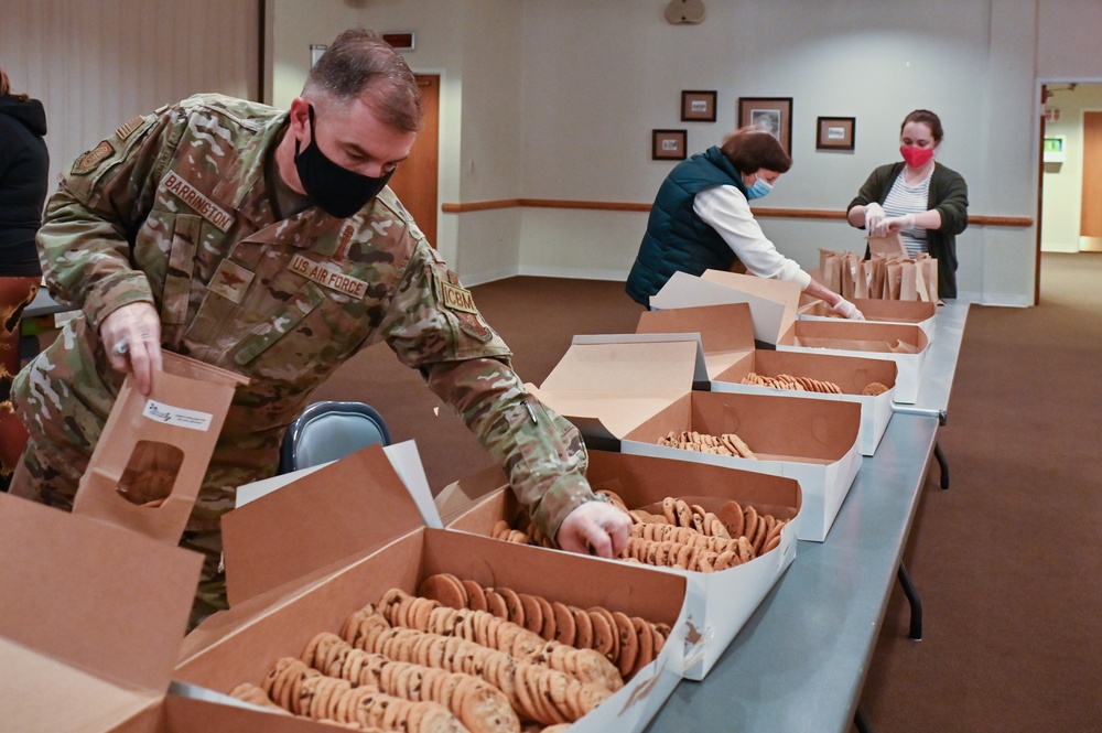 Volunteers give a taste of home to Airmen, families