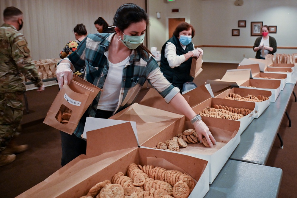 Volunteers give a taste of home to Airmen, families